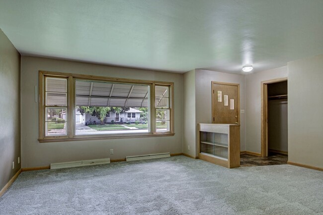 Building Photo - 2 bed, 1 bath –1270 SF – Nice Ranch Single...