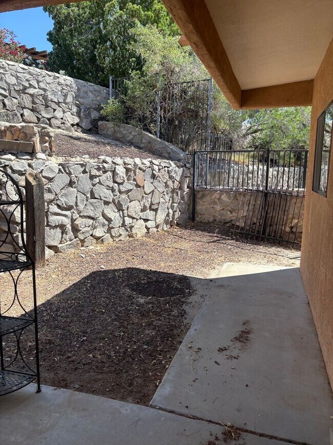 Building Photo - 3109 Las Placitas Rd