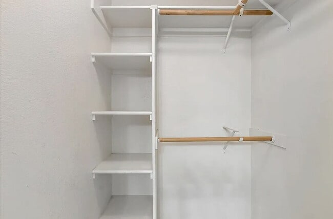 Building Photo - 1-bedroom, 1-bathroom top-floor corner unit condo offers comfort & convenience.