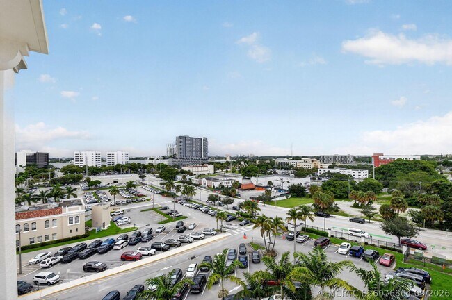 Building Photo - 403 S Sapodilla Ave
