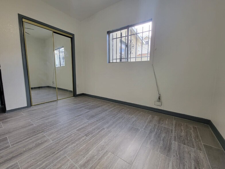 Building Photo - 1315 W 101st St
