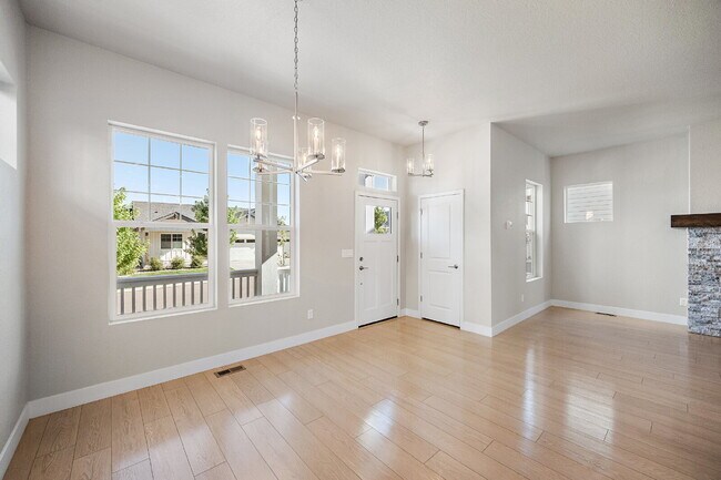 Building Photo - Modern 4 Bedroom, 2 Bathroom Westside Home with Balcony Views of Garden of the Gods!