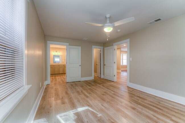 Building Photo - Beautifully renovated, open concept 3/2!
