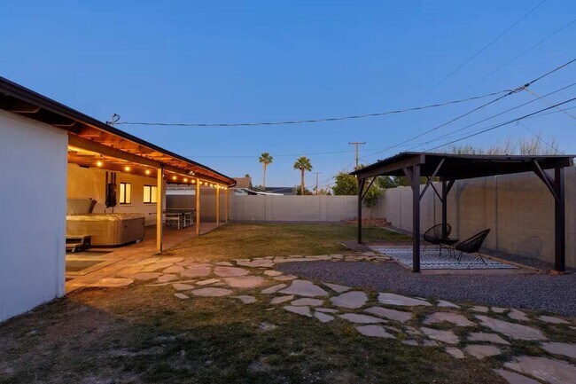 Building Photo - 8447 E Vernon Ave