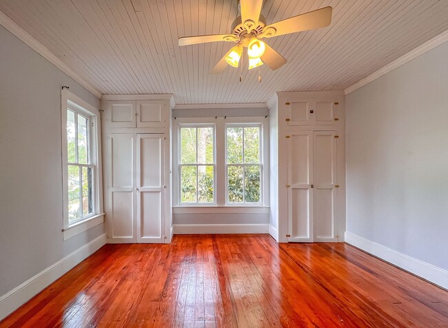Building Photo - MIDTOWN 5/3.5 w/ 2750 sq ft, Wood Floors, ...