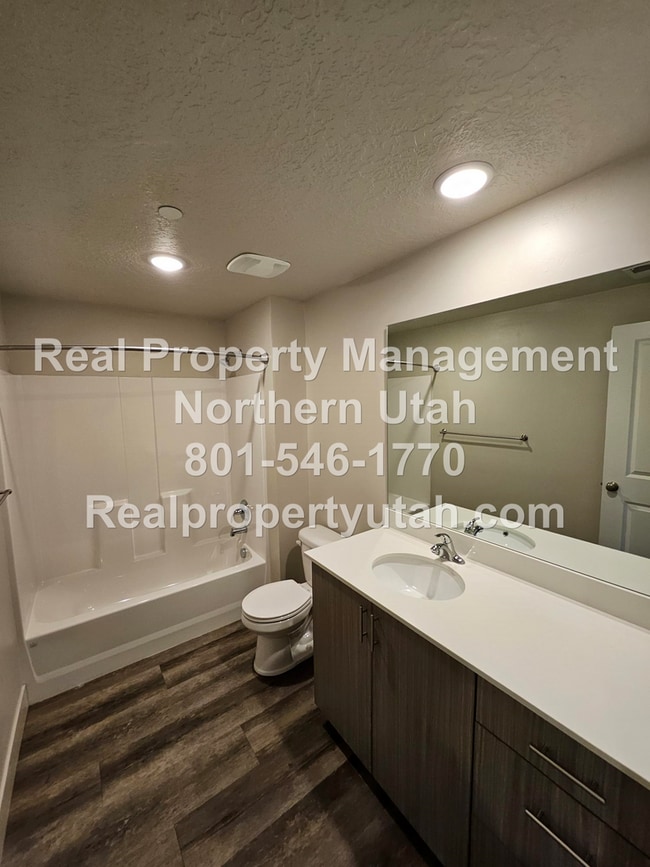 Building Photo - 2 Bedroom 2 Bath Top Level Apartment Available!