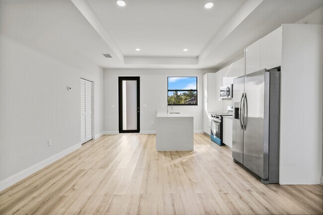 Building Photo - 751 Clancy St E