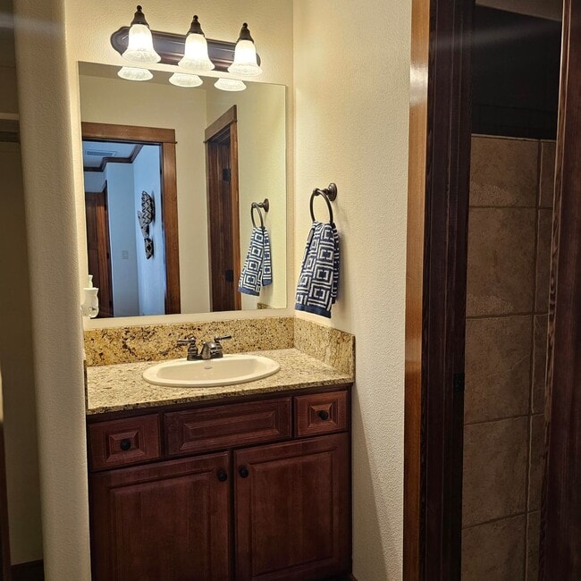 Building Photo - Gorgeous fully furnished home in downtown Eagle!