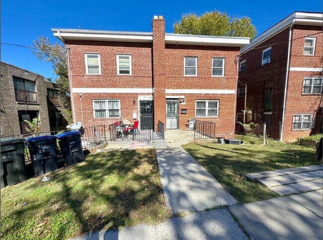 Primary Photo - Charming 2 BR/1 BA Apartment in Washington...