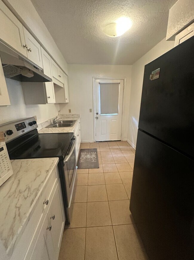 Building Photo - MOVE-IN SPECIAL: Receive $500 off your second month’s rent!