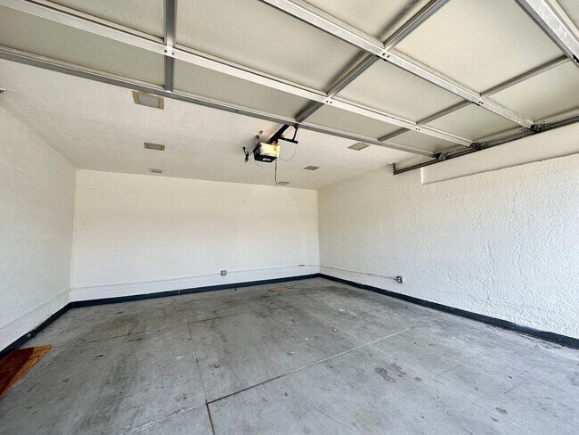 Building Photo - North Park/Hillcrest- Modern and Spacious 2 Bedroom with 2 Car Garage, Washer/Dryer and AC.