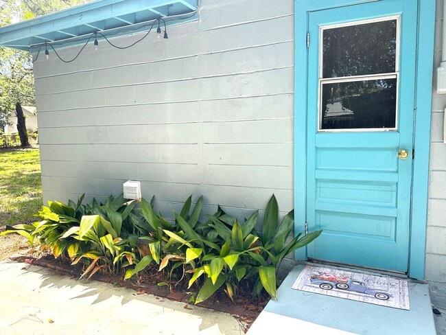 Building Photo - On Island, Close to Historic District & Be...