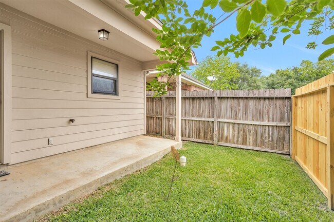 Building Photo - 119 Golfview Ct