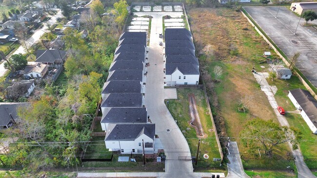 Building Photo - 6115 Campos Dr