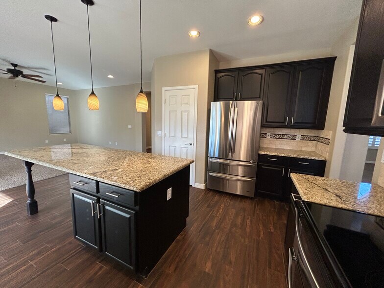Building Photo - 5163 W Village Dr