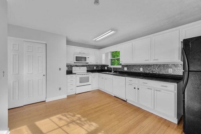 Building Photo - Lebanon- Beautiful 3 bed 2.5 bath home
