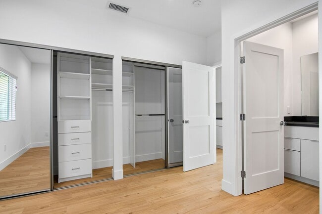 Building Photo - Modern 5 bedroom House for lease in Northr...