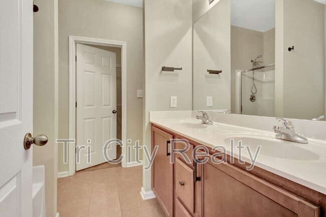 Building Photo - 113 Macalester Dr
