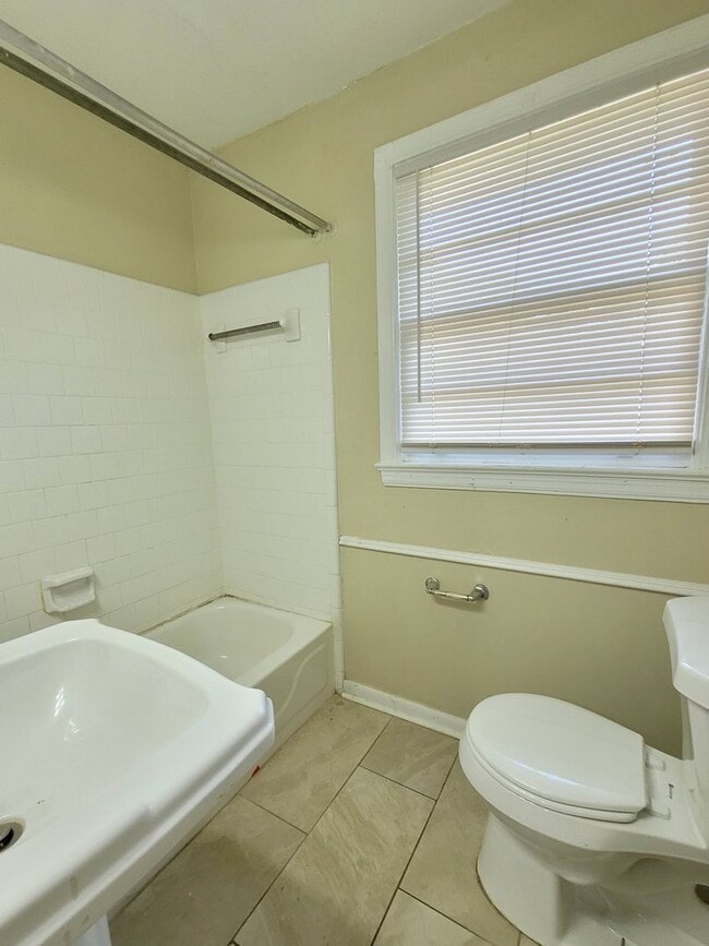 Building Photo - 5 Elegans Ave