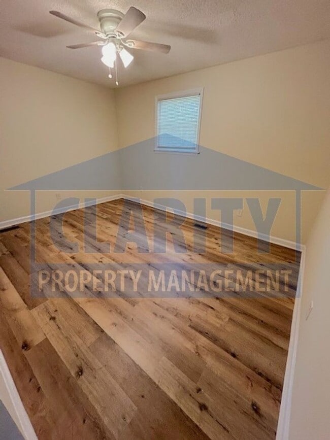 Building Photo - Two bedroom townhome with fenced in backyard!