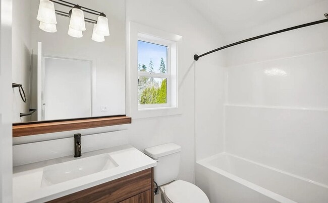 Building Photo - Beautiful Brand New Cottage - Modern Updates - Close to Washington Square