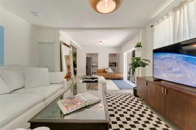 Building Photo - 1355 Biarritz Dr