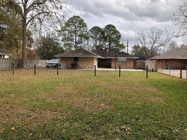 Building Photo - LIVE AT BLUEBONNET AND I-10 WITH BIG YARD!