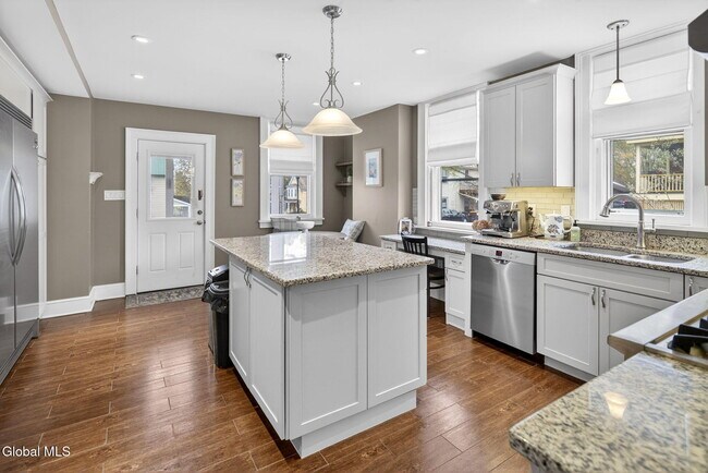 Building Photo - 194 Grand Ave