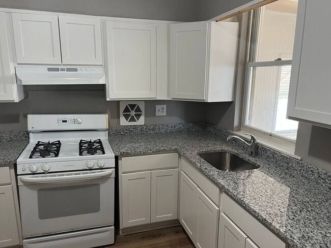 Building Photo - Huge 3 Bedroom with a FINISHED Basement!
