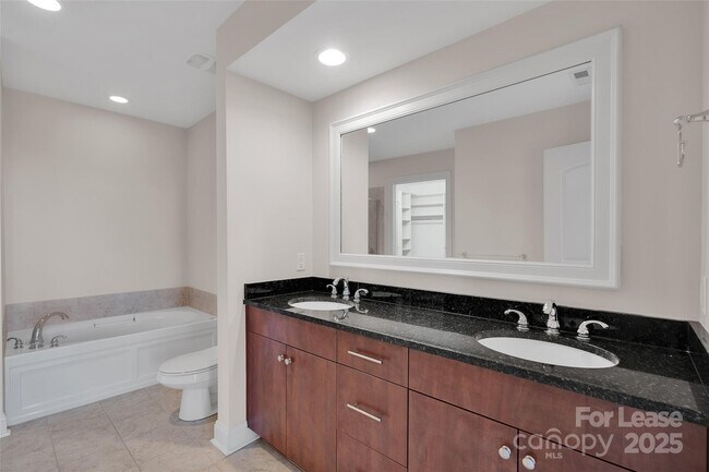 Building Photo - 701 Royal Ct