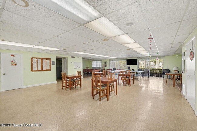Building Photo - 520 Palm Springs Blvd