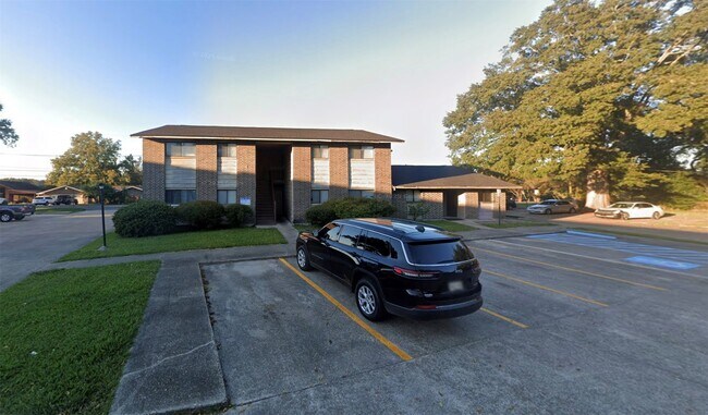 Building Photo - 1305 E Bayou Rd