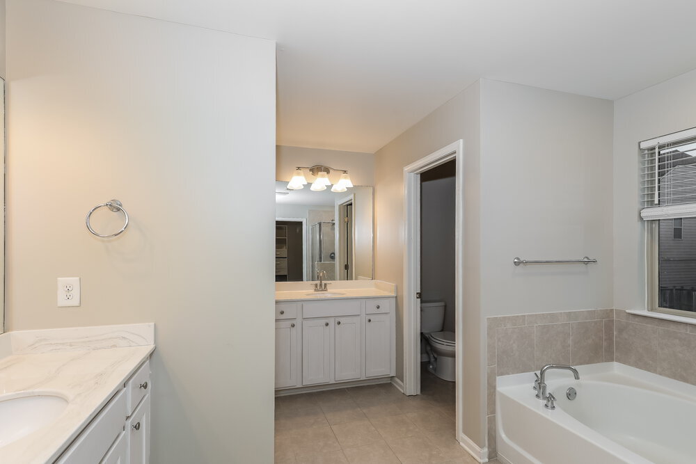 Building Photo - 3949 Lake Manor Way