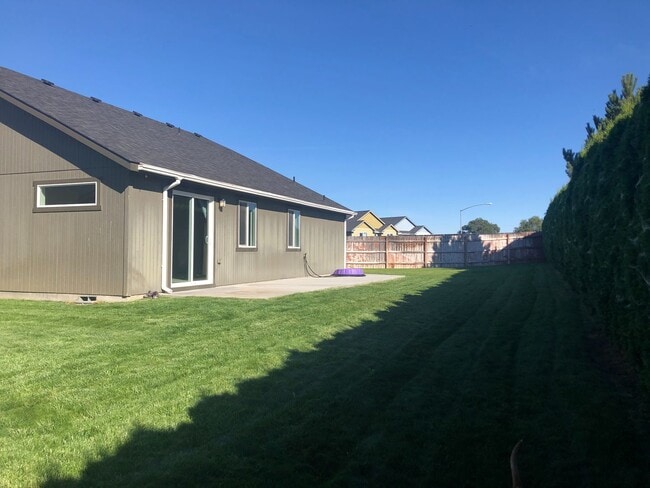 Building Photo - Cozy Home with Private Backyard!