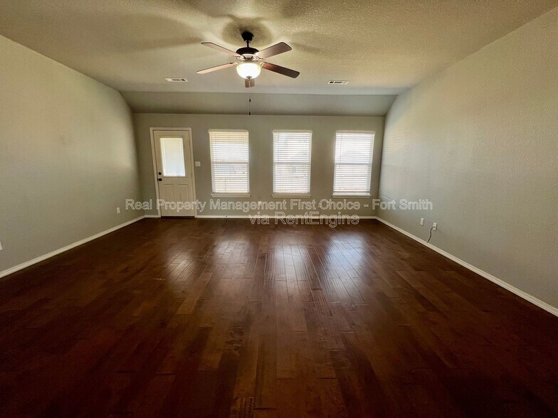 Building Photo - 423 Ridge Point Dr