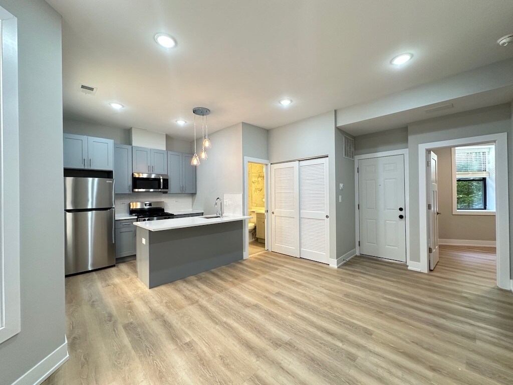 Building Photo - 419 W Belden Ave