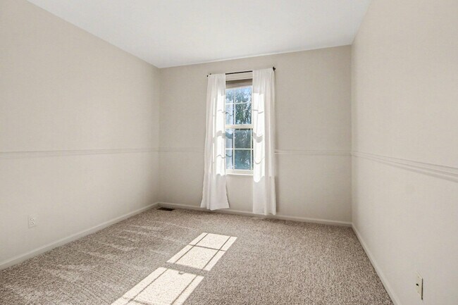 Building Photo - 125 Commons Cir