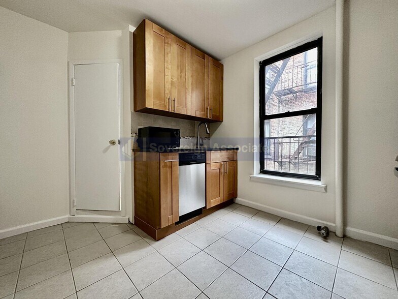 Building Photo - 401 E 68th St