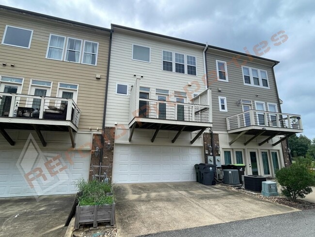 Building Photo - Great layout!Fresh Paint & New Carpet! Spa...