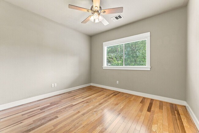 Building Photo - 304 Zennia St