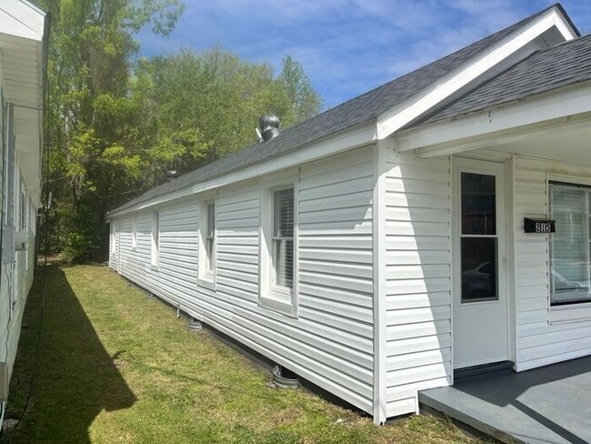 Building Photo - 2 Bedroom 1 Bath