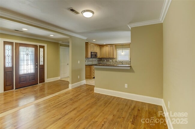 Building Photo - 448 N Summit Ave