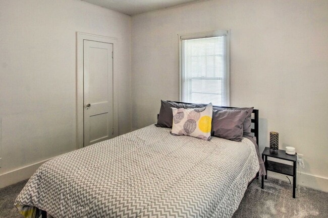 Building Photo - Newly remodeled, fully furnished adorable bungalow in a great location!