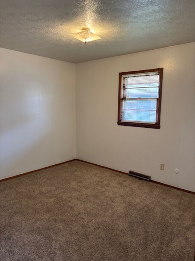 Building Photo - 2 BEDROOM 4- PLEX, NEWER FLOORING, FRESH PAINT, CLEAN AND QUIET.