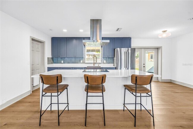 Building Photo - 1230 Kenwood Ave N