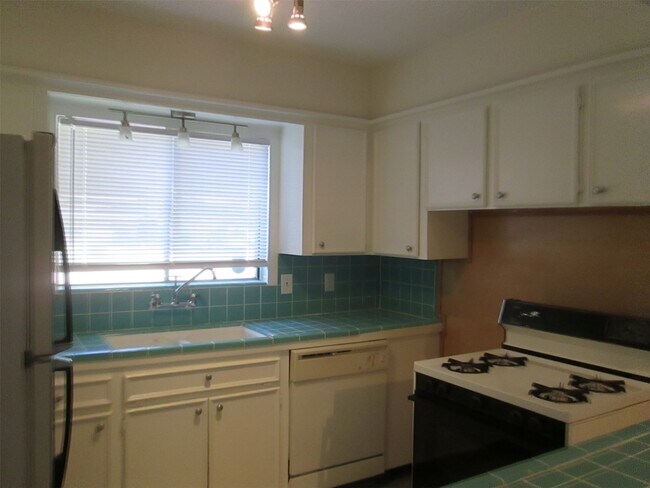 Building Photo - 2311 Bron Holly Dr