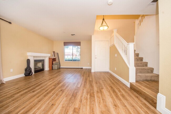 Building Photo - Beautiful Townhouse in the desirable Anaheim Packing District!