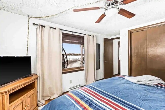 Queen Bed - 7590 Barrs Lake Rd