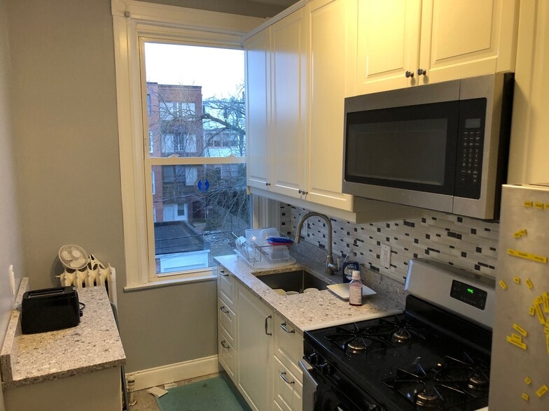 3rd Floor Full Kitchen - 2937 N Charles St