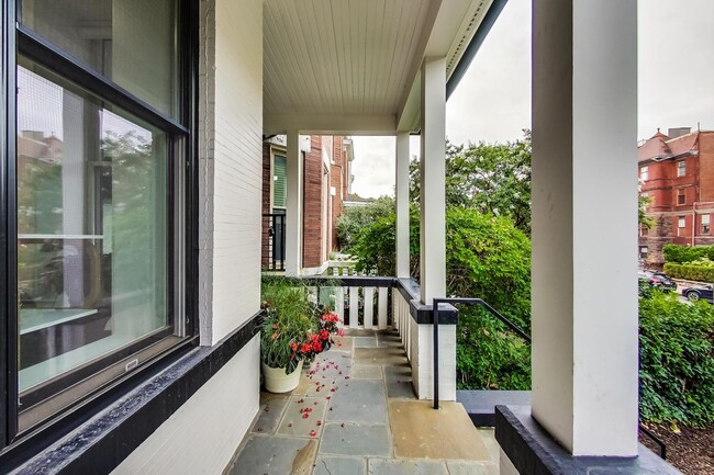 Building Photo - Amazing Victorian Two-level unit  in Colum...